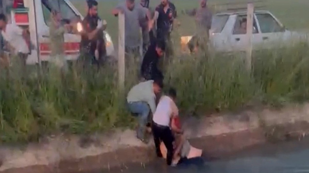 Kanala uçan araçtaki 2 kadın polisi kurtarmak isterken hayatını kaybetti