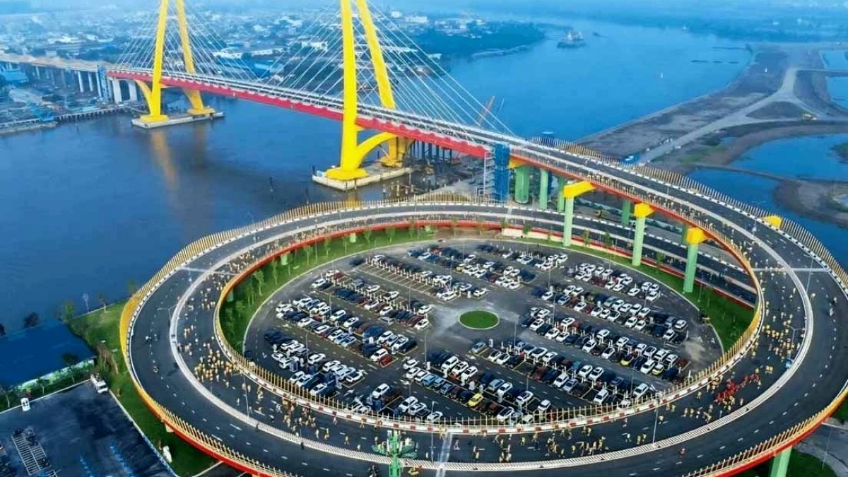 Milyarderin şirketi 90 milyon dolarlık köprüyü sadece 22 ayda inşa etti ve bu hız rekoru altyapı yarışını sarsıyor
