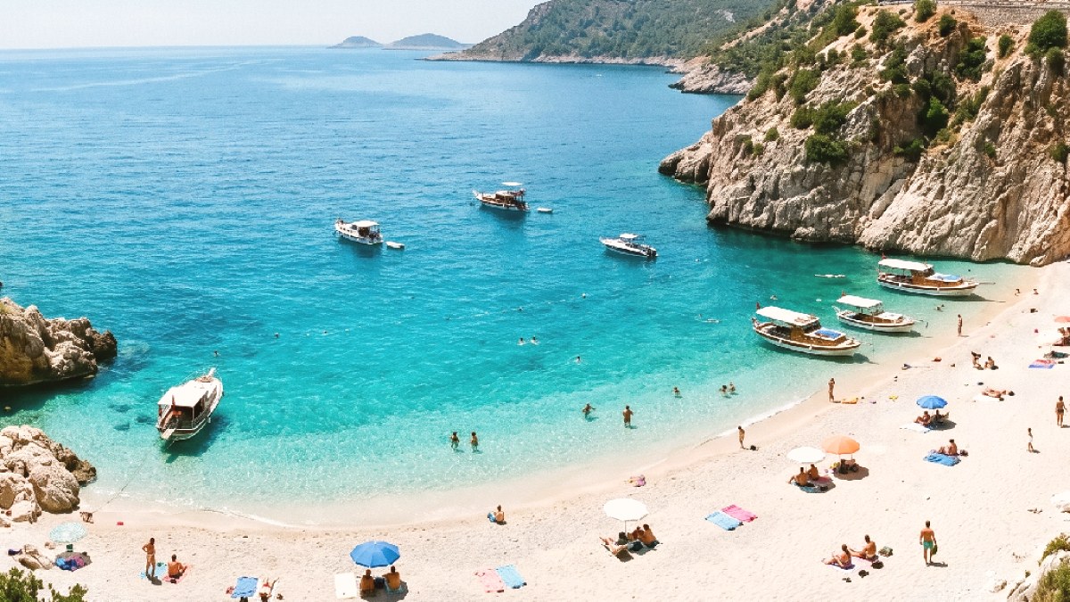 Turistlerin akın ettiği plaj kaybolmaya başladı