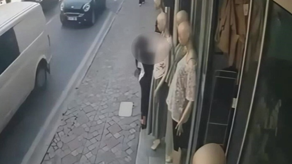 Cansız mankenin üzerindeki kıyafeti giyip gitti!