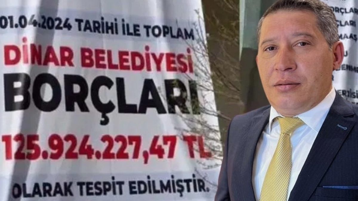 AKP döneminin borcunu belediye binasına asan Veysel Topçu AKP'ye geçiyor