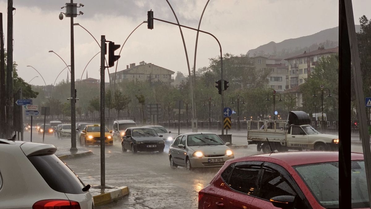 Çankırı'da sağanak etkili oldu; ev ve iş yerlerini su bastı