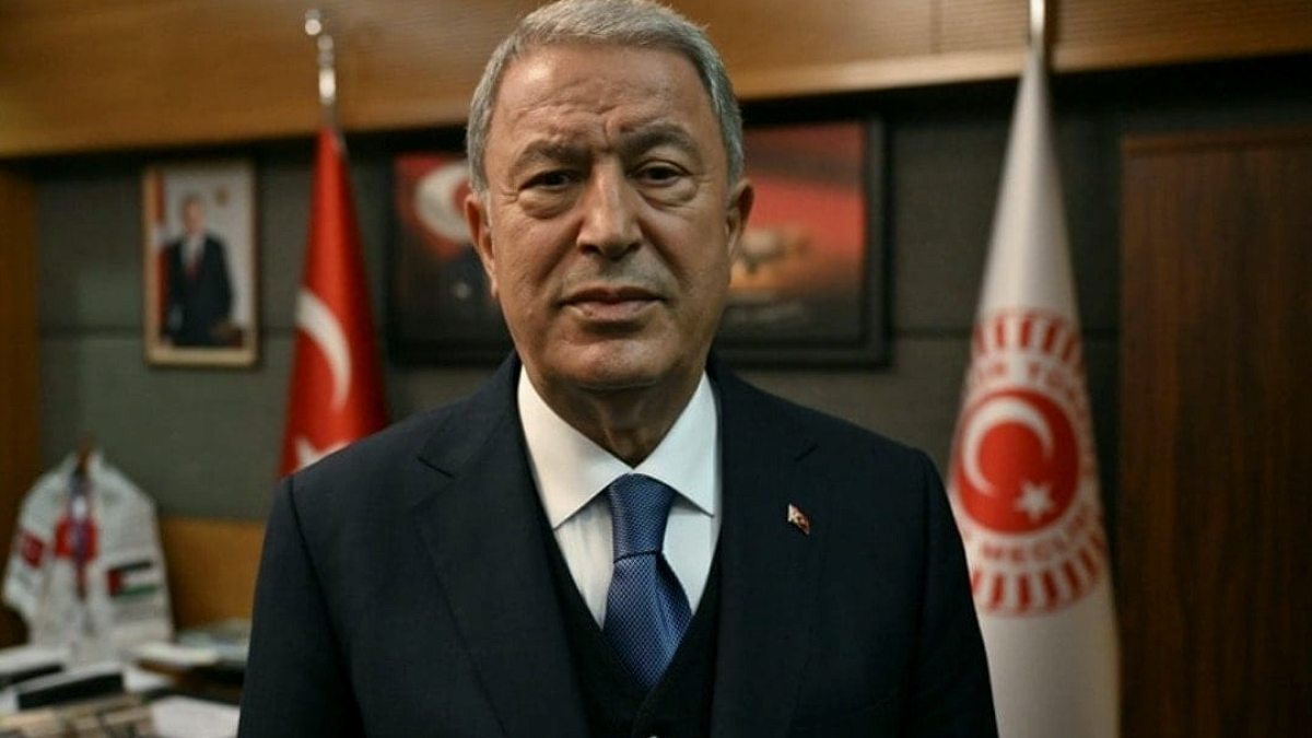 Hulusi Akar'dan öğrencilere tuhaf teklif: 'Yarından itibaren okulu bırakıp Çin'e gidin'