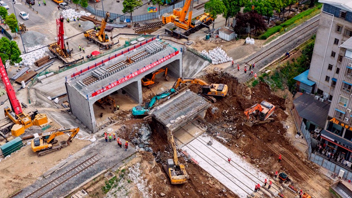 2.500 tonluk dev köprüyü 24 saatte yerleştirdiler: Mühendislikte şov yaptılar