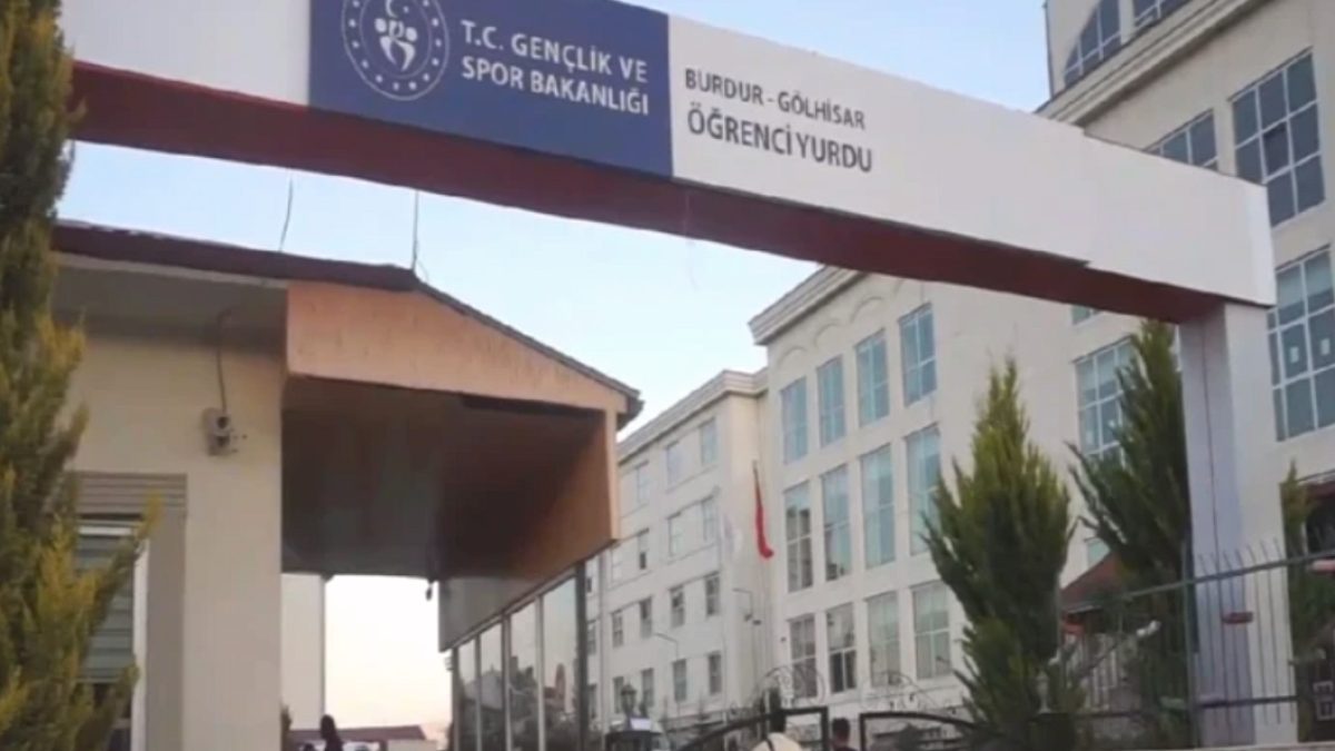 KYK yurdunda 'kimyasal' alarm: Bina boşaltıldı