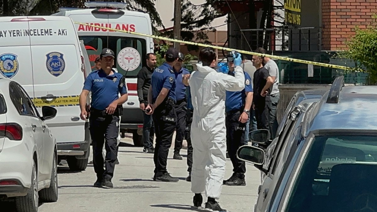 Konya'da Kanlı Cinayet: Polis Elleri Kanlı Genci Parkta Buldu, Korkunç Gerçek Ortaya Çıktı