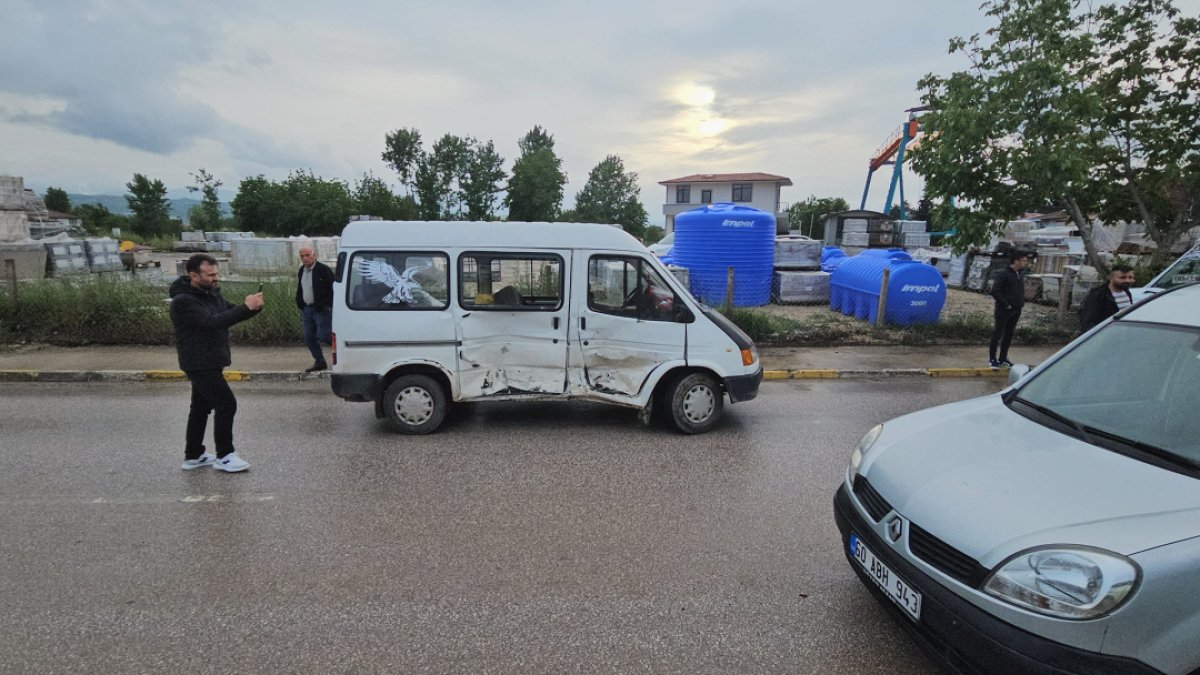 Tokat'ta Minibüsler Çarpıştı: 11 Kişi Yaralandı