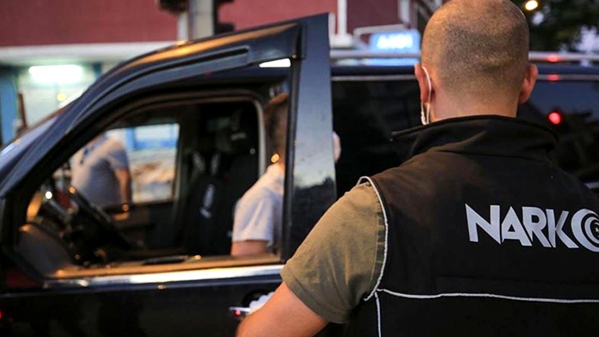 Düzce'de Araç Döşemelerine Gizlenmiş Binlerce Uyuşturucu Hap Bulundu