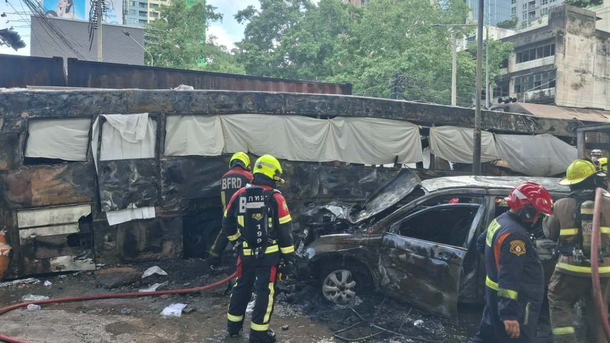 Tayland'da Feci Kaza: Yük Treni Otobüse Çarptı, 8 Kişi Hayatını Kaybetti