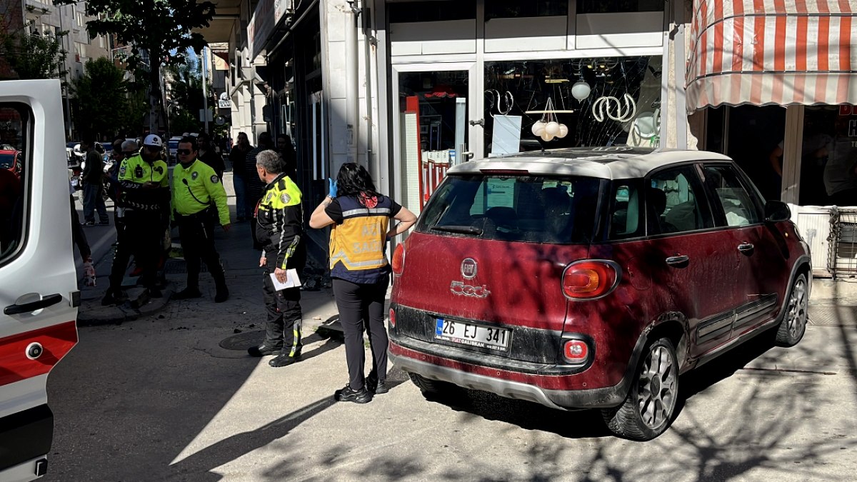 Eskişehir'de Feci Kaza: Kaldırımda Bekleyen Kadın Hayatını Kaybetti