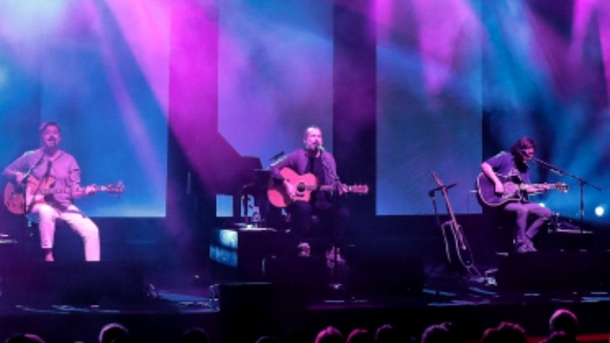 Mor ve Ötesi'nden Unutulmaz Akustik Şölen: Harbiye Sahnesi Büyüledi