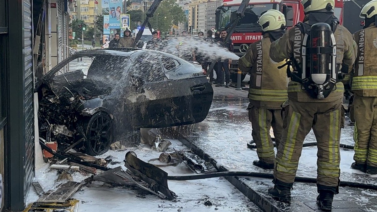 Şişli'de İş Yerine Dalıp Yangın Çıkaran Araçta 2 Yaralı