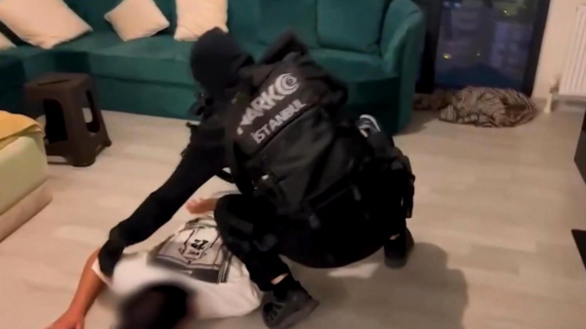 Kırmızı Bültenle Aranan Suç Örgütü Liderinin Kardeşi İstanbul'da Yakalandı