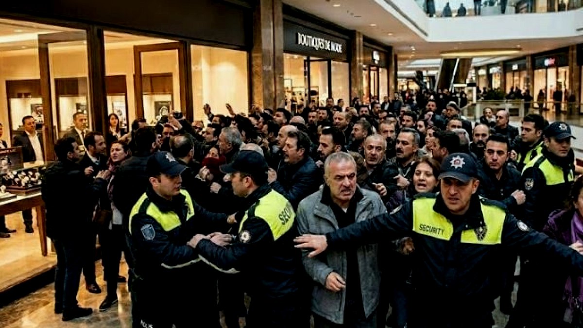 Hollanda'da Sınırlı Üretim Saat İçin Çılgın Kalabalık: Polis Müdahale Etti