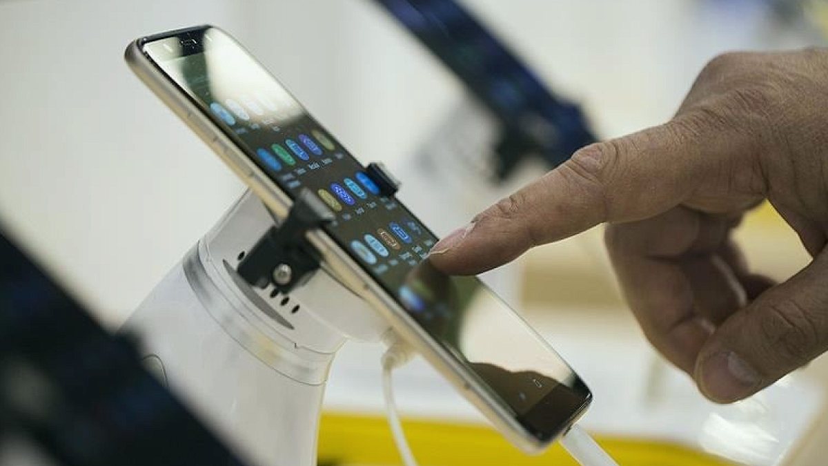 Yerli Katlanabilir Telefon Ekim'de Geliyor: Fiyatlar Yükselecek mi?