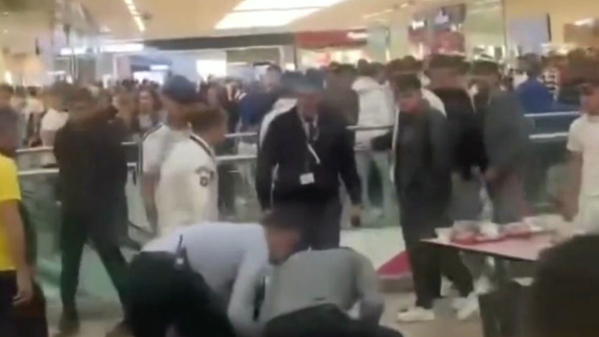 AVM Yemek Katında Bıçaklı Kavga: 2 Yaralı, 1 Gözaltı