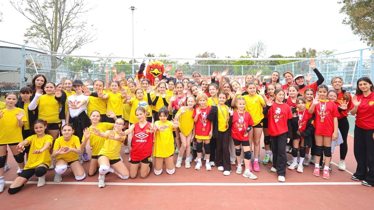 Göztepe Voleybol Altyapısı Türkiye Şampiyonası'nda Dört Katta Birden