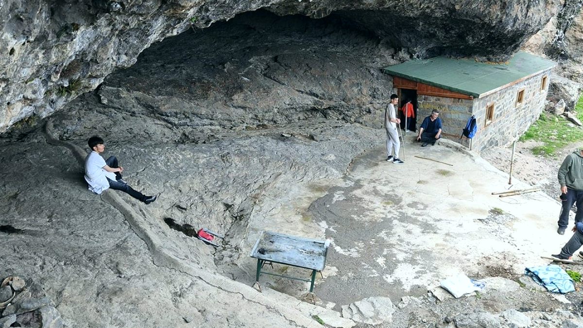 Düzgün Baba Ziyaretgahı'na Zarar Veren 3 Kişi Tutuklandı