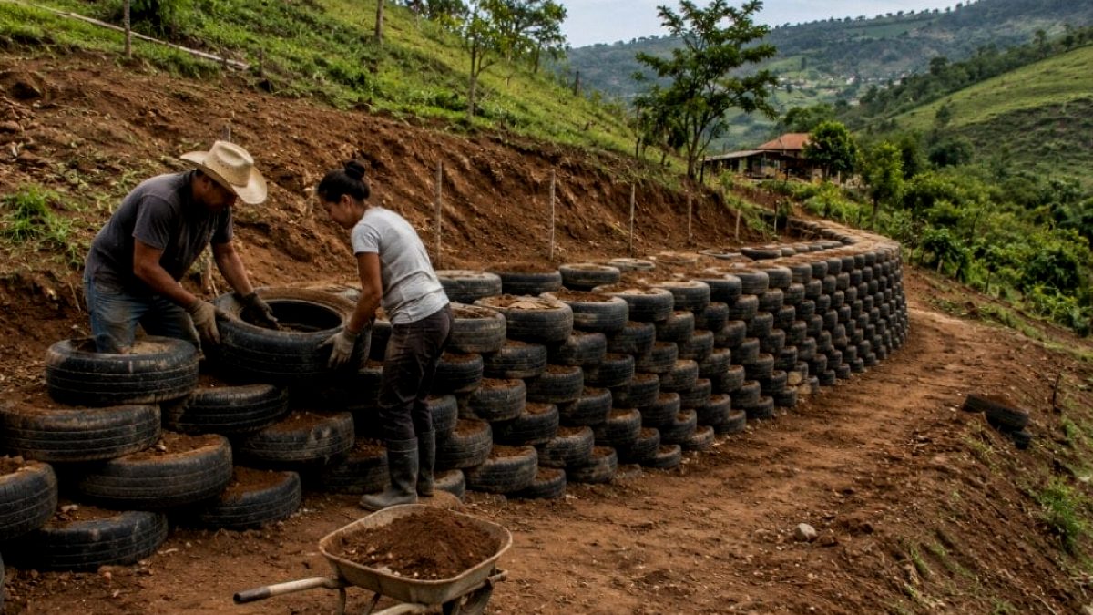 Çiftçiden Devrim Yaratan Yöntem: Eski Lastiklerle İstinat Duvarı Yapıyor