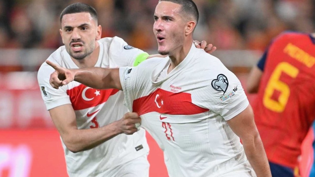 Deniz Gül'den Şampiyonluk Kutlamasında Gurur Veren Hareket: Türk Bayrağıyla Sahneye Çıktı