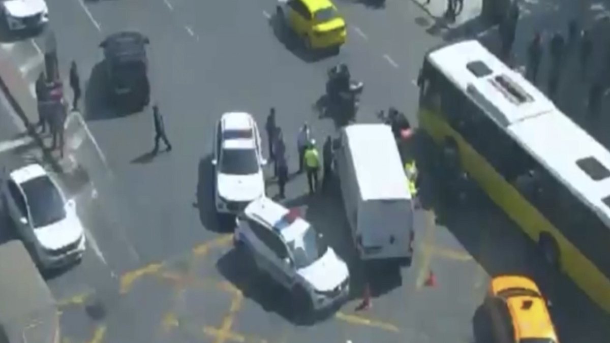 Beşiktaş'ta Trafik Polisine Minibüs Çarptı: Ağır Yaralı