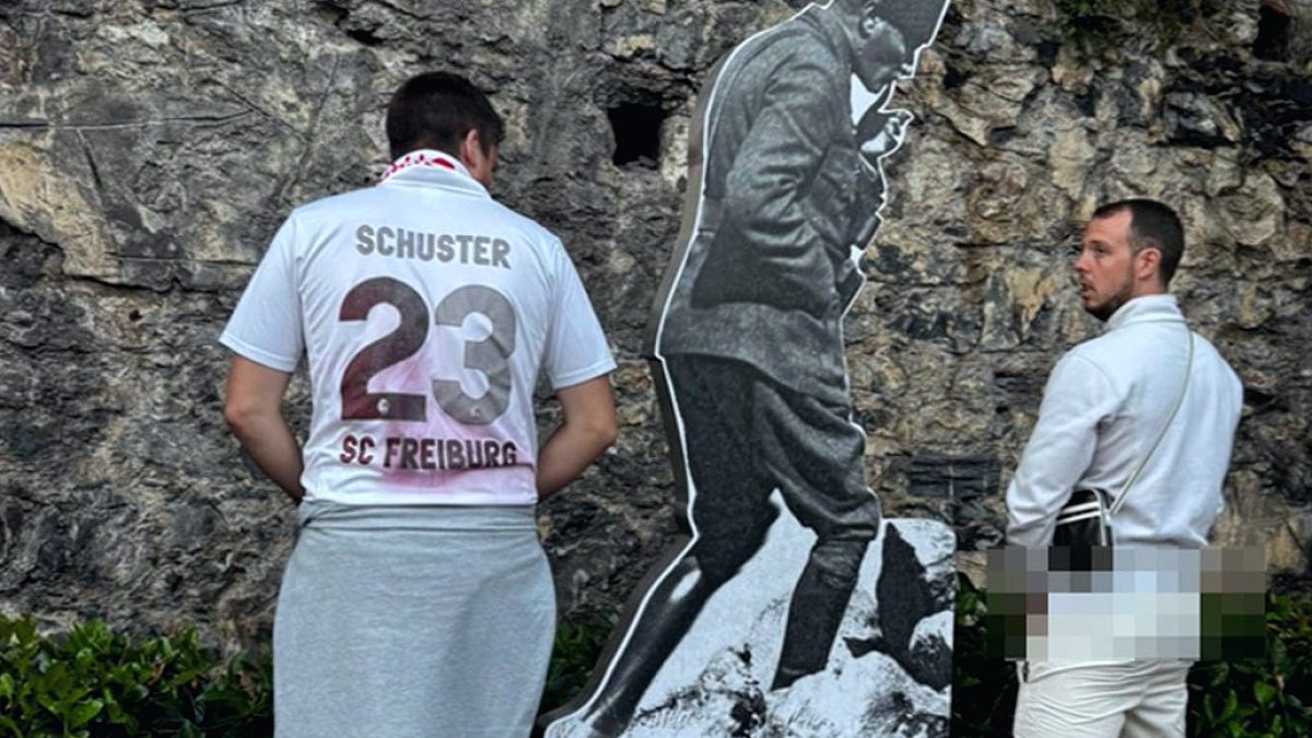 Dolmabahçe'de Atatürk Heykeli Önünde Saygısızlık Tepki Çekti