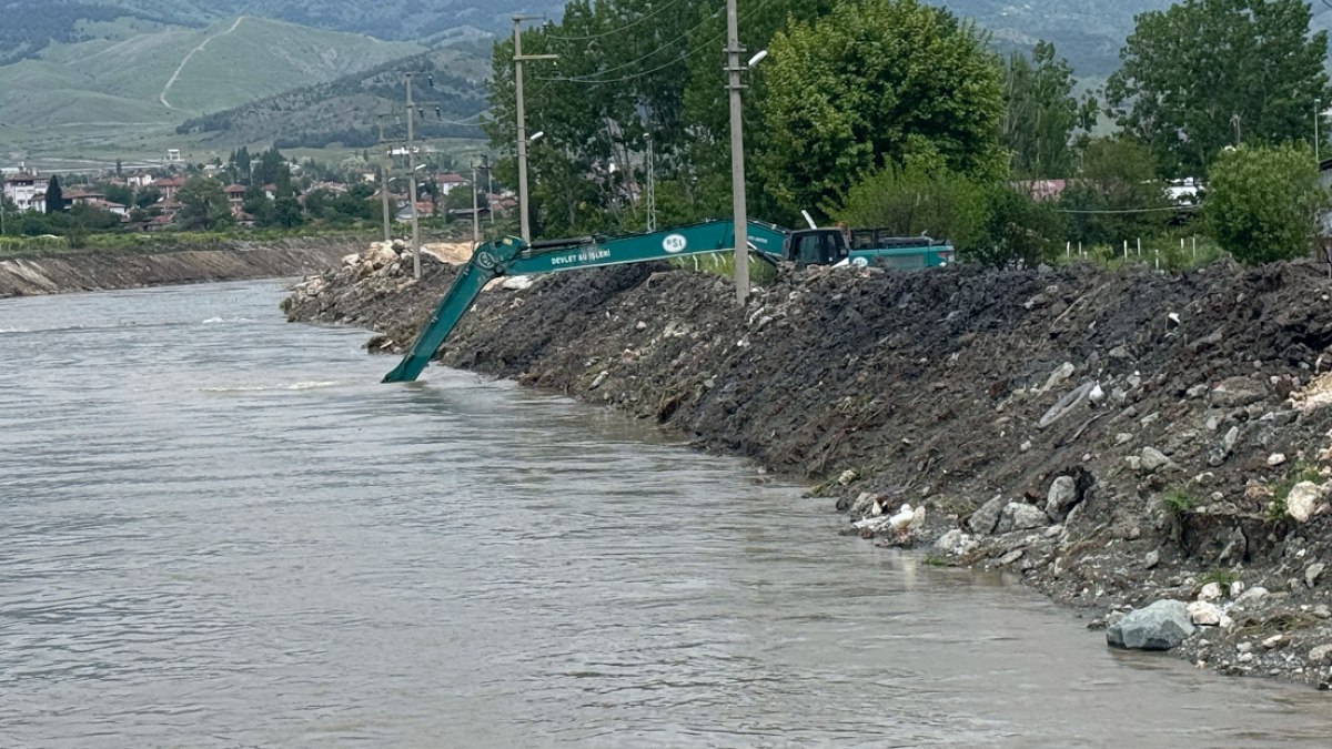 Tokat Turhal'da Sel Tehlikesi: Esnaf Önlem Aldı, İlçe Teyakkuzda
