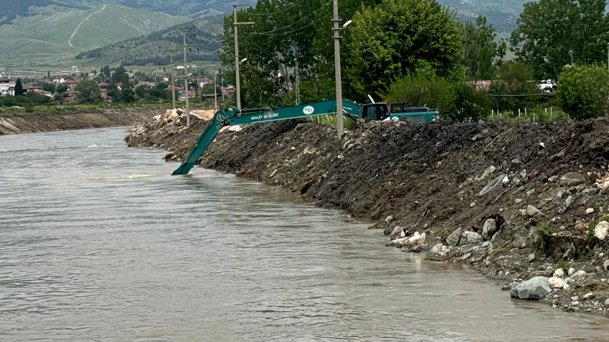 Turhal'da Tarihi Taşkın Tehlikesi: Esnaf Kepenk İndirdi, Barikat Kurdu