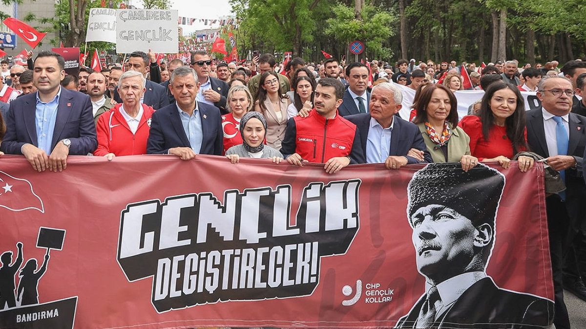 Özgür Özel'den Demokrasi Vurgusu: "Çok Cephede Mücadele Ediyoruz"