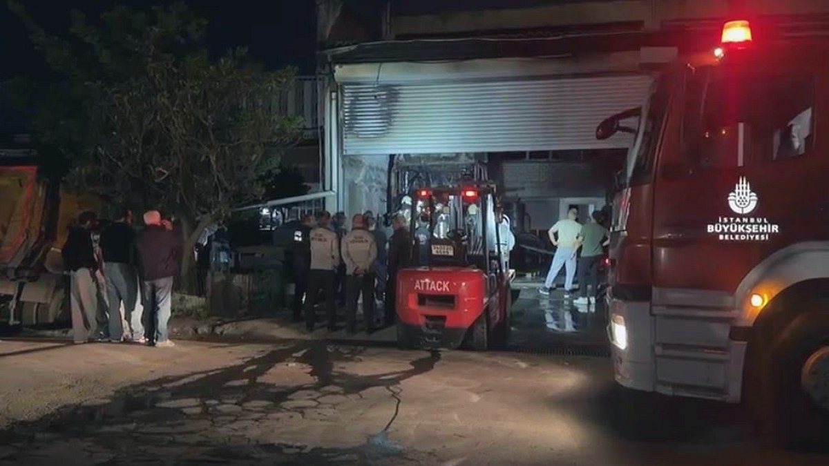 Başakşehir'de Sanayi Sitesinde Park Halindeki TIR'da Yangın Çıktı
